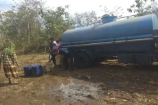 Sebulan Tak Turun Hujan,...