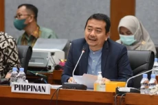 Kenaikan UKT Dibatalkan,...