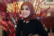 Syahrini Ngidam Peyek,...