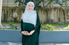 Larissa Chou Sambut...