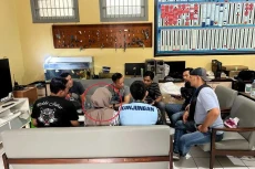 Aksi Wanita Sembunyikan...