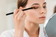 10 Tips Makeup untuk...