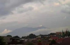 Aktivitas Erupsi Mulai...