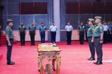Panglima TNI Pimpin...