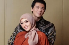 Syahrini Makin Mesra...