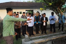Ziarah ke Makam Pendiri...