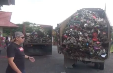 Masyarakat Sintang Protes...