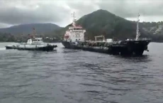 Kapal Bermuatan Bahan...