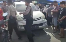 Minibus Tabrak Pengendara...