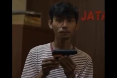 Sangar Todongkan Pistol...