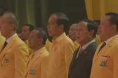 Jokowi Kenakan Kemeja...