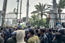 Pengunjuk Rasa Jebol...