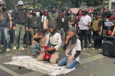 Aksi Debus dan Bakar...