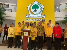 Penampilan Airin Berkemeja...