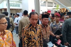 Jokowi Izinkan Risma...