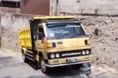 Truk Engkel Gagal Nanjak...