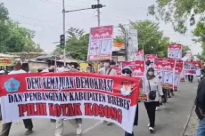 Massa Gerakan Kotak...