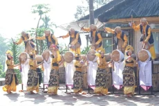 Ribuan Wisatawan Ikuti...
