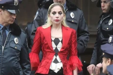 4 Perbedaan Harley Quinn...