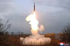 Korea Utara Tembakkan...