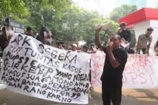 Massa Gelar Aksi di...