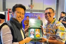 Hendy Setiono Luncurkan...