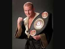 Mantan Juara Tinju Vyacheslav...