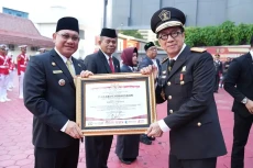 Bupati Kotabaru Terima...