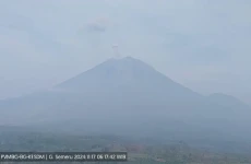 Semeru Berstatus Waspada,...