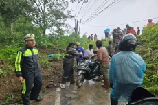 Tertutup Longsor, Jalan...