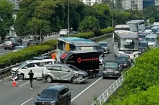 Tabrakan Beruntun di...