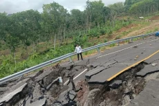 Jalan Terbelah, Begini...