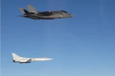 2 Jet Tempur Siluman...