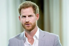 Pangeran Harry Terima...