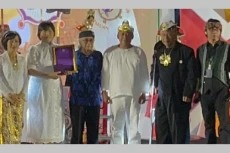 Raja Galuh Pakuan Anugerahkan...