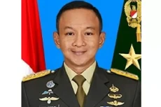 Oknum TNI yang Acungkan...