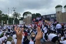 Unjuk Rasa di Depan...