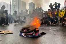 Aksi Bakar Ban Warnai...