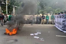 Mahasiswa Demo dan Bakar...