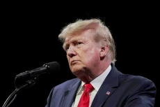 Trump Tak Pandang Bulu,...