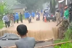 Hujan Deras, Jembatan...