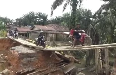 Menantang Maut di Jembatan...