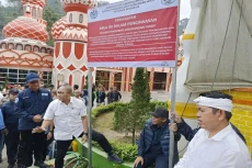 4 Bangunan di Puncak...