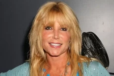 Pamela Bach Bintang...