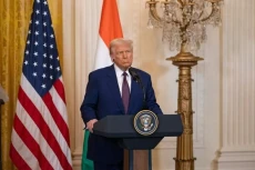 Apakah Donald Trump...