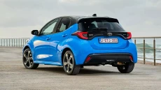 Toyota Yaris Listrik:...
