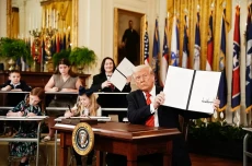 Donald Trump Perintahkan...