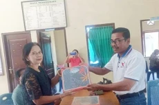 Serahkan Bantuan Alat...