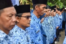 4 Perbedaan PNS Pusat...