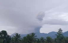 Gunung Dukono Luncurkan...